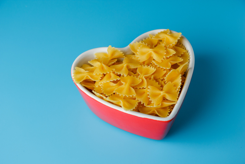 Alt: Hình ảnh quà Valentine hài hước mì gói trái tim vui nhộn