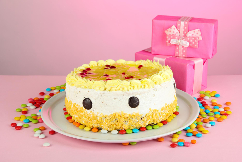 Alt: Hình ảnh quà Valentine hài hước bánh kem tạo hình vui