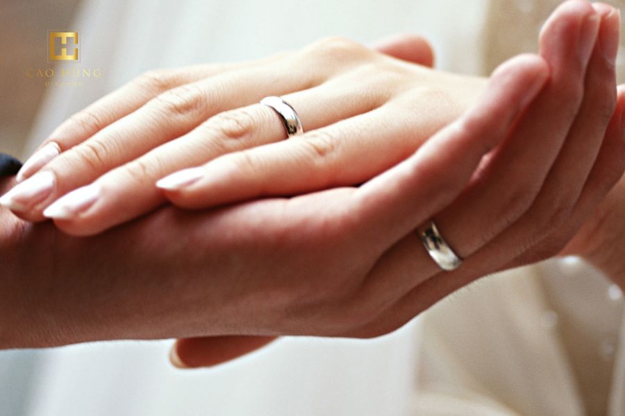 chụp ảnh khoe nhẫn cặp được đeo lên tay