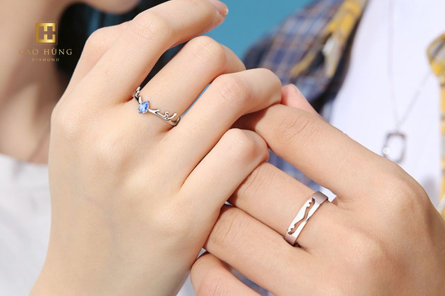 Chụp tay đeo nhẫn đôi cận cảnh