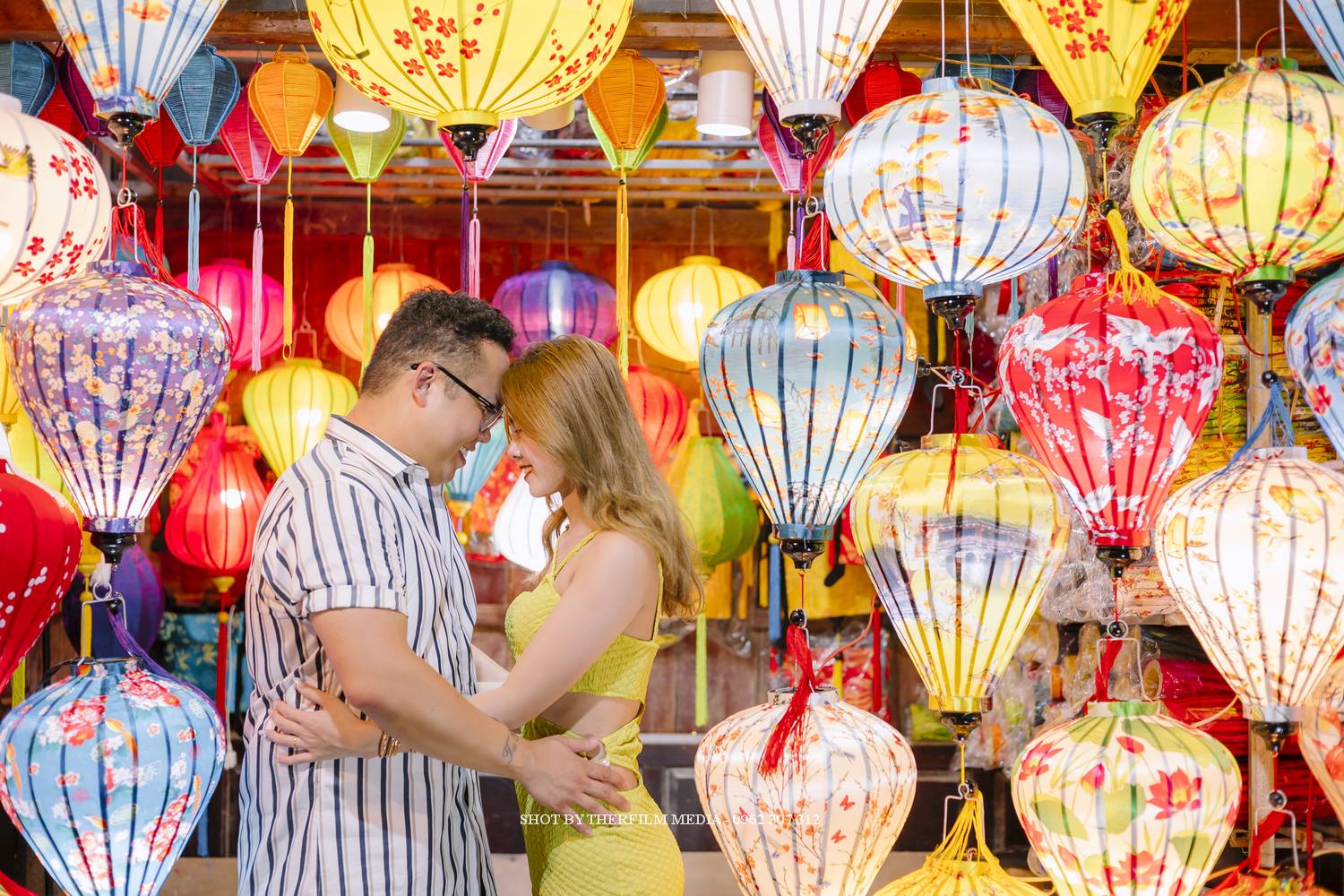chụp ảnh cặp đôi ở đèn lồng
