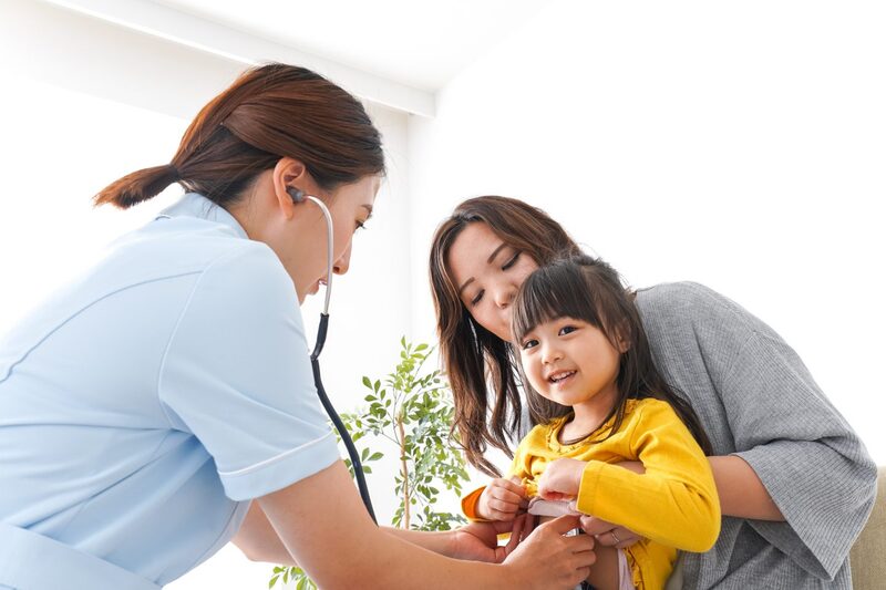 Phát triển ngực là một trong những dấu hiệu điển hình của bé gái khi dậy thì