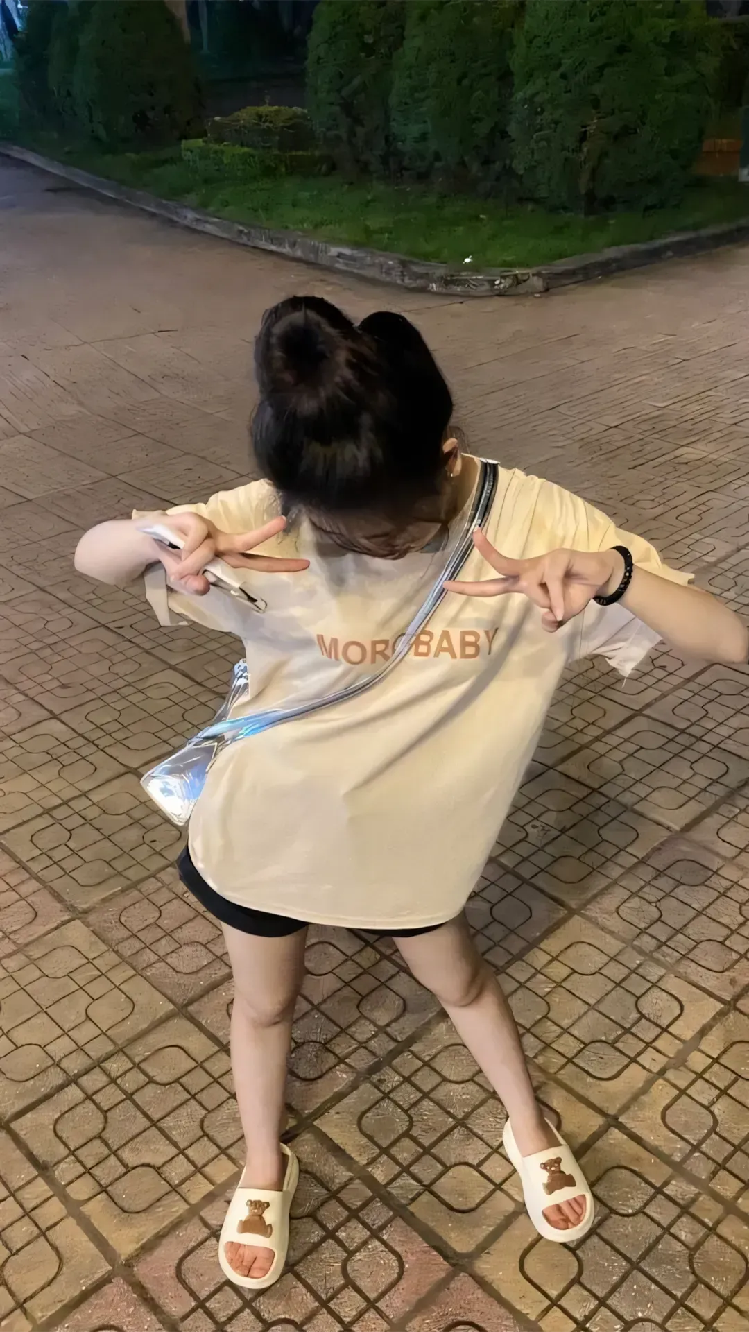 Ảnh cô gái xinh che mặt bằng chiếc khăn quàng cổ mềm mại, tạo vẻ ấm áp và dịu dàng