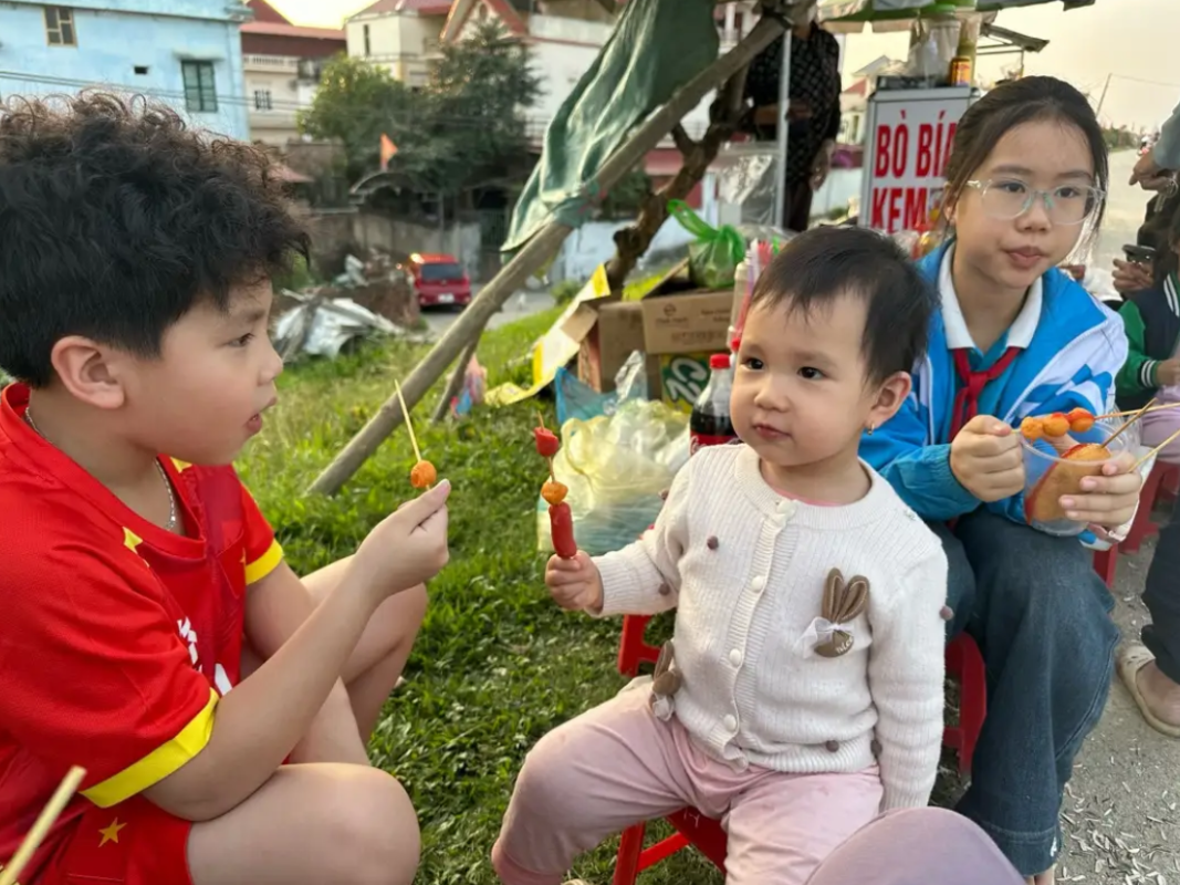 Em bé 25 tháng tuổi lon ton ra tiếp khách giúp chị gây sốt