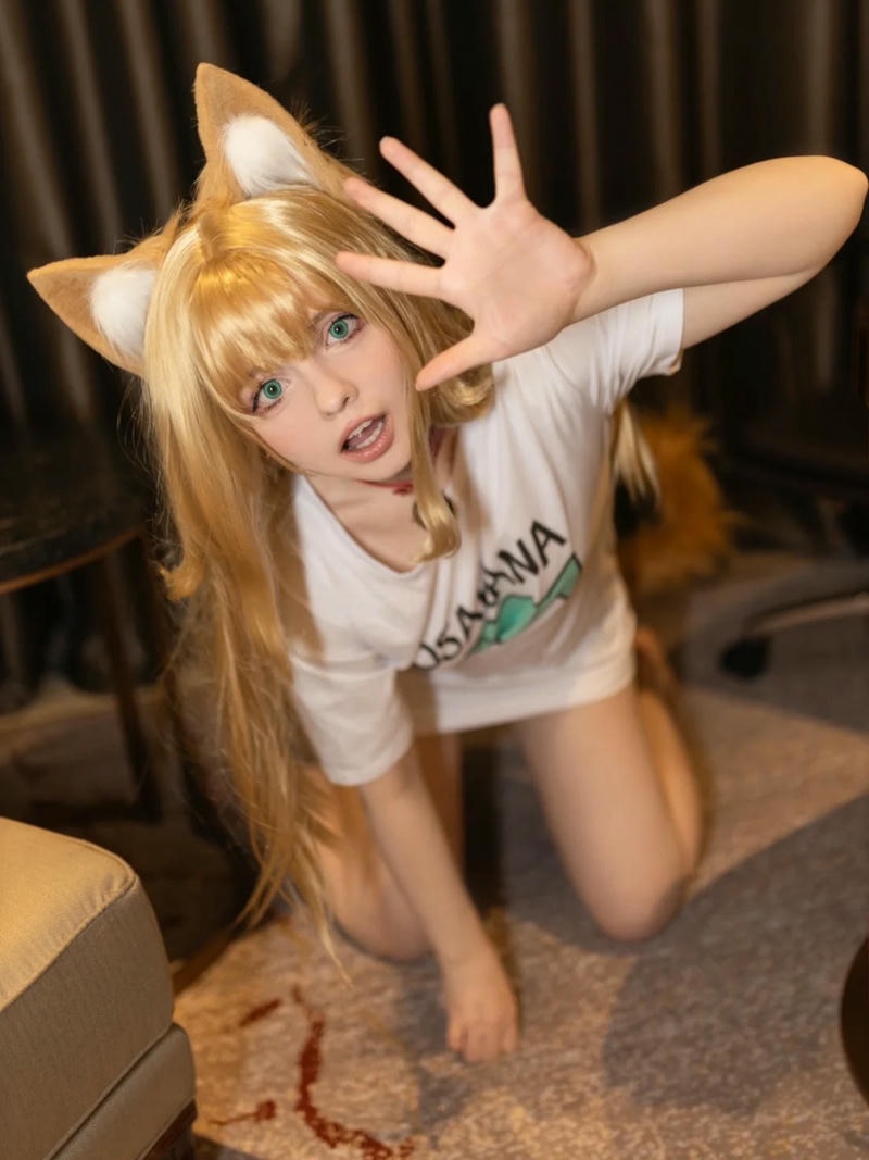Cosplay mèo tóc vàng đưa tay tạo dáng mèo con