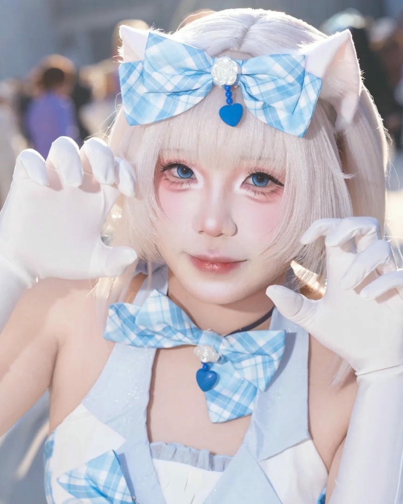 Cosplay mèo gương mặt cận cảnh đeo nơ xanh đẹp