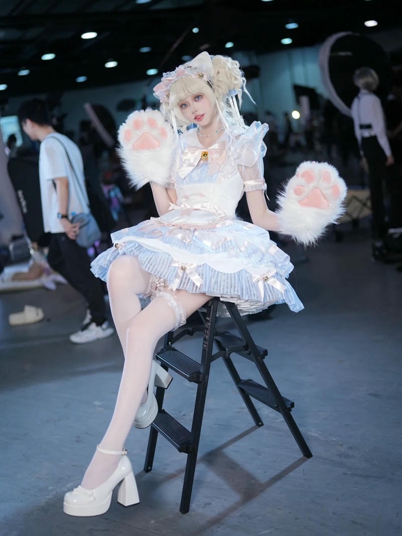 Cosplay mèo váy trắng tinh khôi ngồi ghế tạo dáng