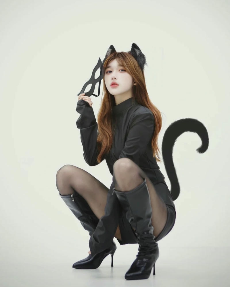 Cosplay mèo bộ đồ đen bó sát ngồi xổm ngầu