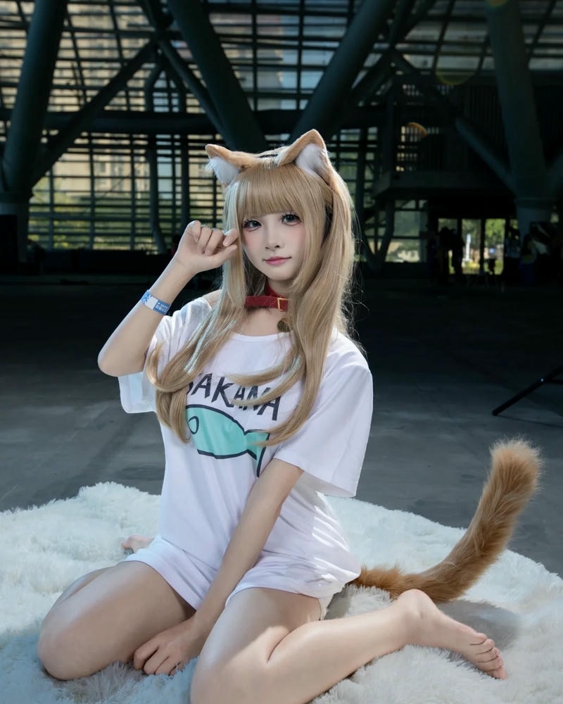 Girl xinh tai mèo tóc vàng chống cằm suy tư