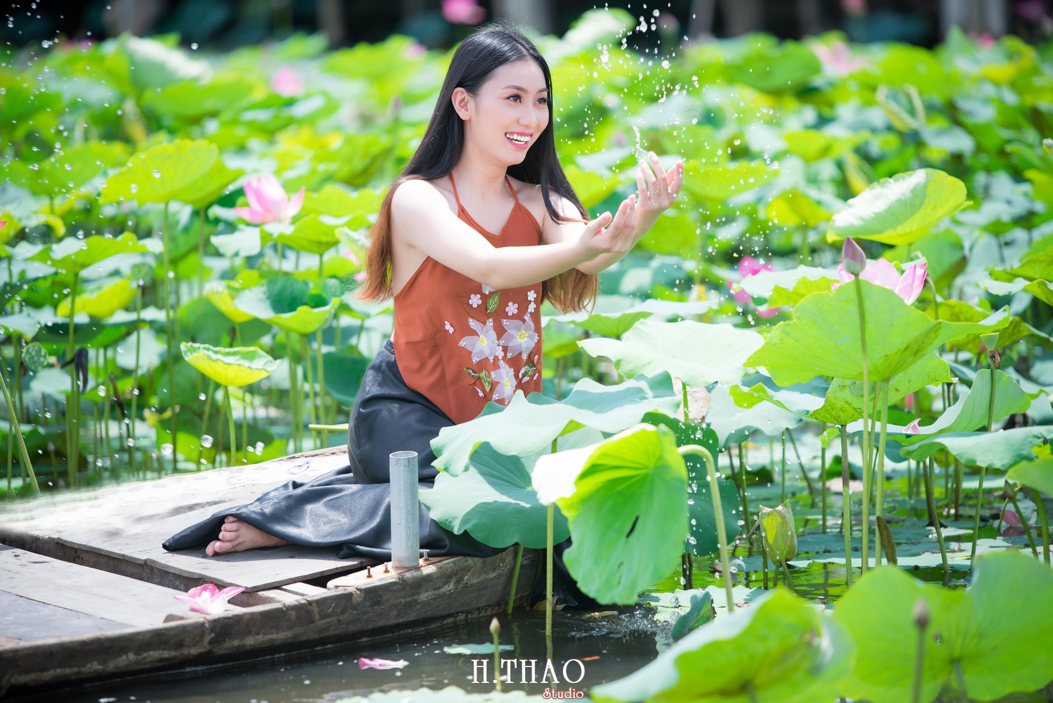 ao yem hoa sen 9 - Album ảnh chụp áo yếm với hoa sen đẹp dịu dàng - HThao Studio