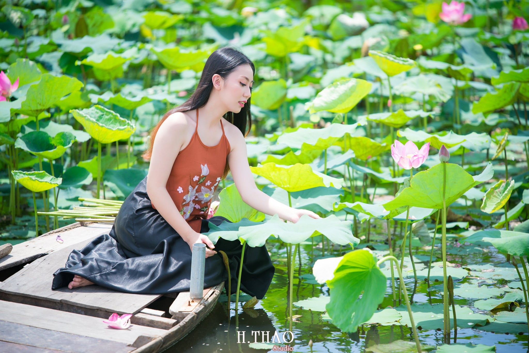 ao yem hoa sen 1 - Album ảnh chụp áo yếm với hoa sen đẹp dịu dàng - HThao Studio