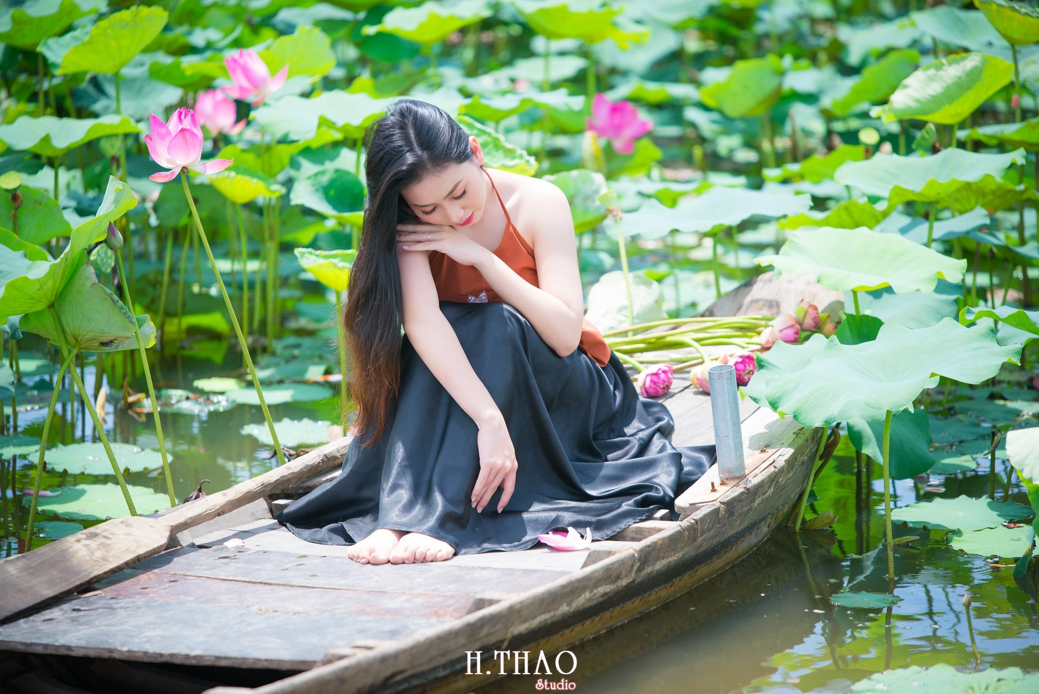 ao yem hoa sen 16 - Album ảnh chụp áo yếm với hoa sen đẹp dịu dàng - HThao Studio