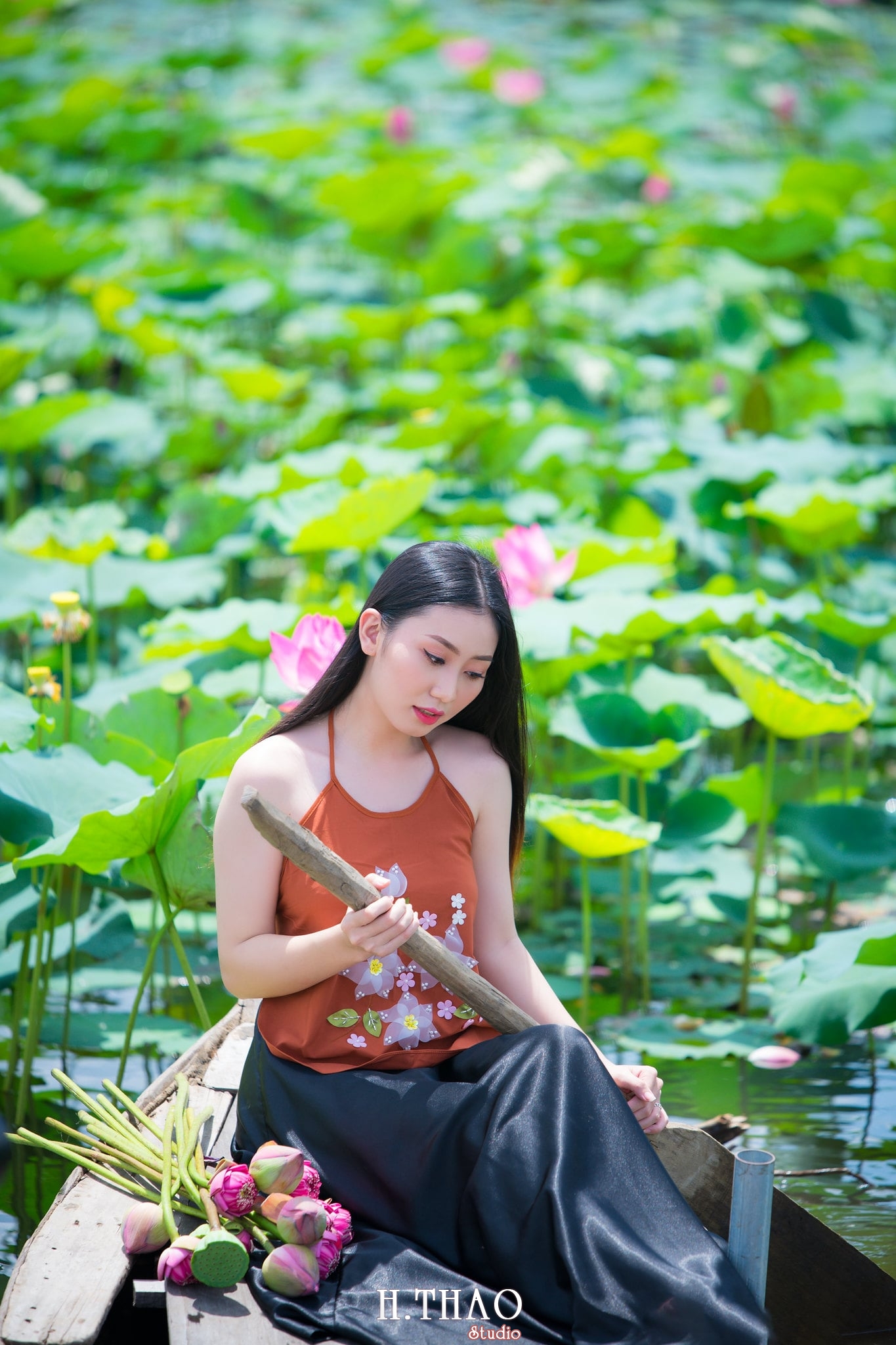 ao yem hoa sen 11 - Album ảnh chụp áo yếm với hoa sen đẹp dịu dàng - HThao Studio