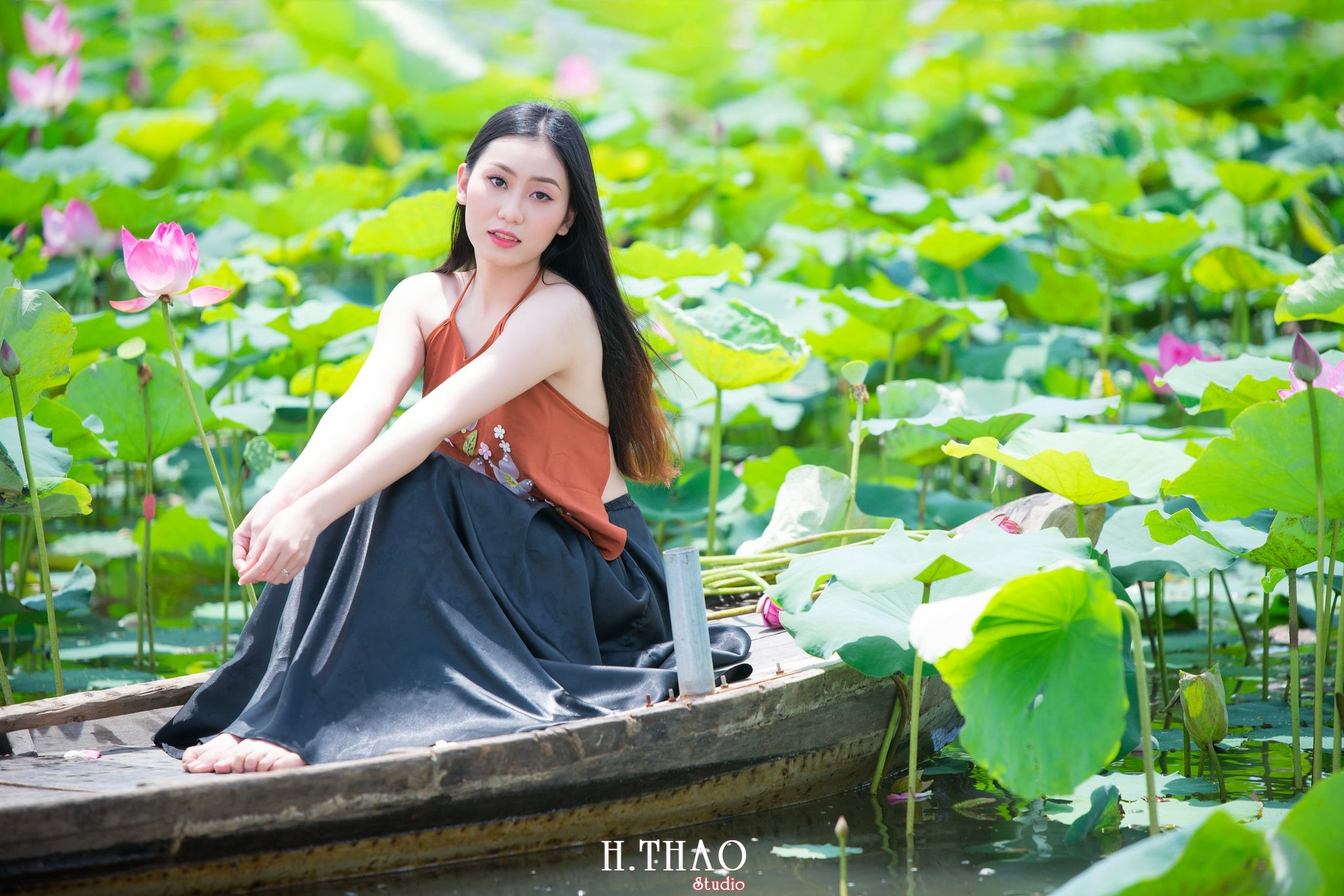 ao yem hoa sen 19 - Album ảnh chụp áo yếm với hoa sen đẹp dịu dàng - HThao Studio