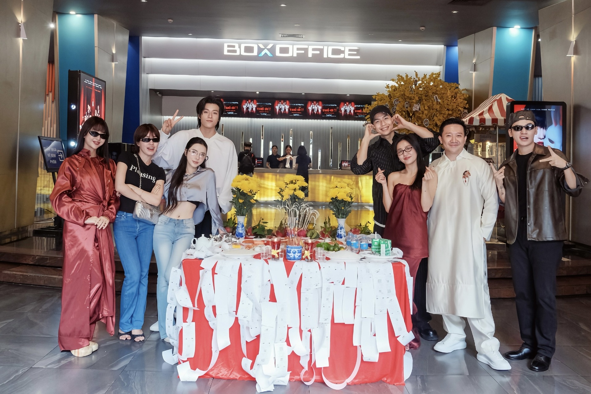 Vòng eo siêu thực và gu mặc gợi cảm của nữ chính phim Tết Trấn Thành - 12