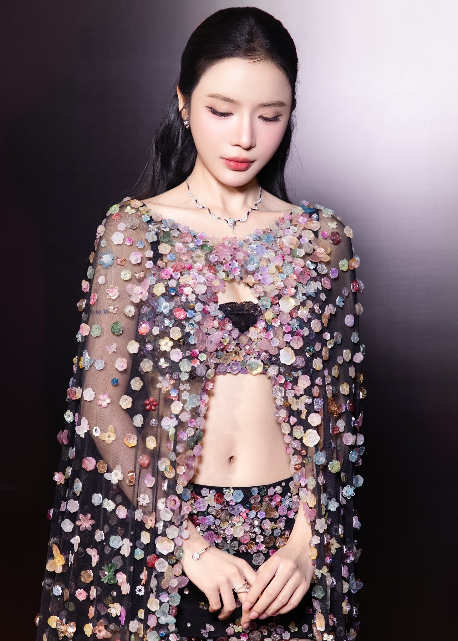 Vòng eo siêu thực và gu mặc gợi cảm của nữ chính phim Tết Trấn Thành - 14