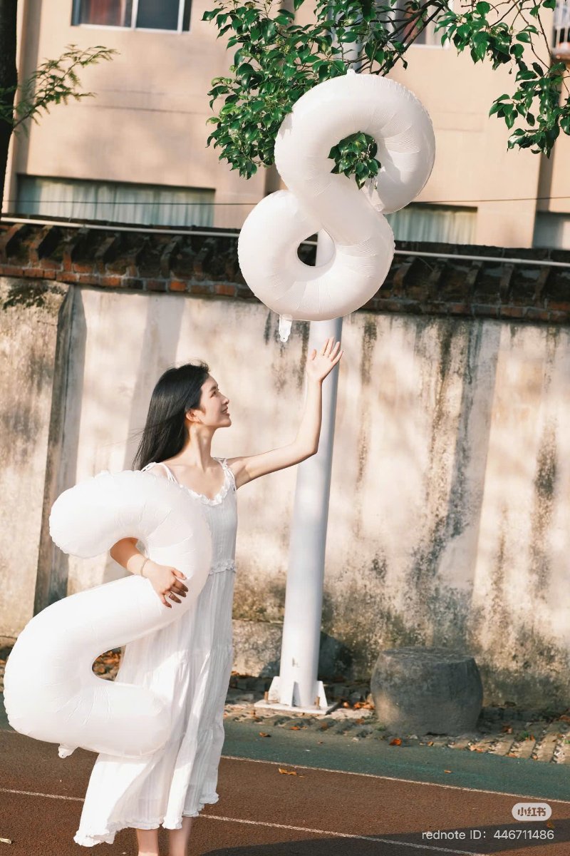Hướng dẫn cách tạo dáng chụp ảnh với bóng số sinh nhật ngoài trời ( Nguồn ảnh: Sưu tầm )