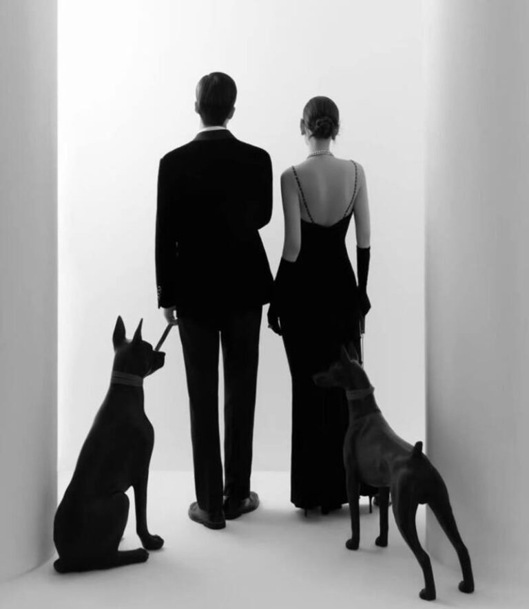 Chụp ảnh couple giấu mặt trước gương