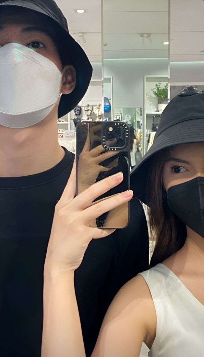 Chụp ảnh couple giấu mặt phong cách Hàn Quốc