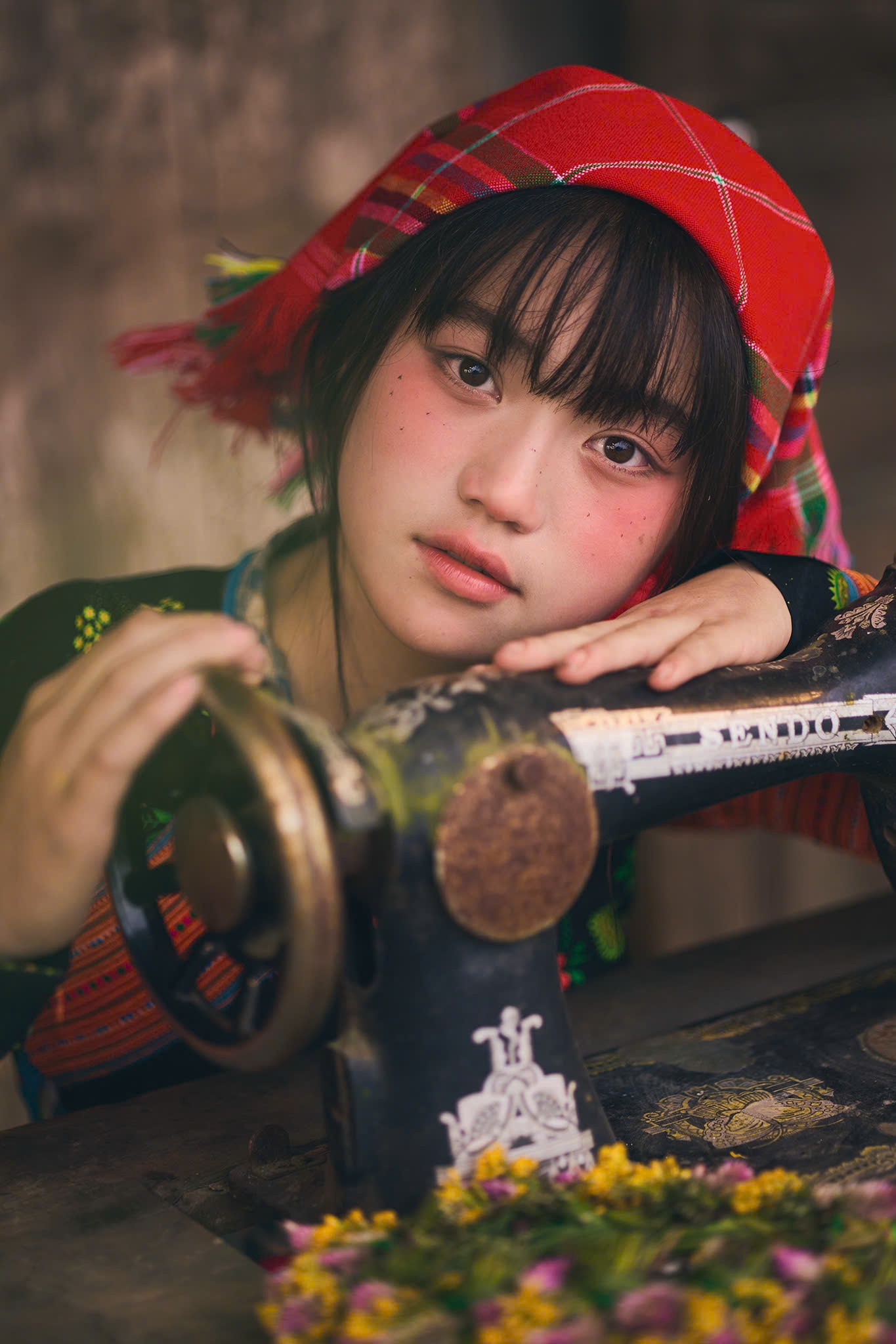 Bé gái người Mông ở Sơn La gây sốt vì gương mặt xinh đẹp - 3