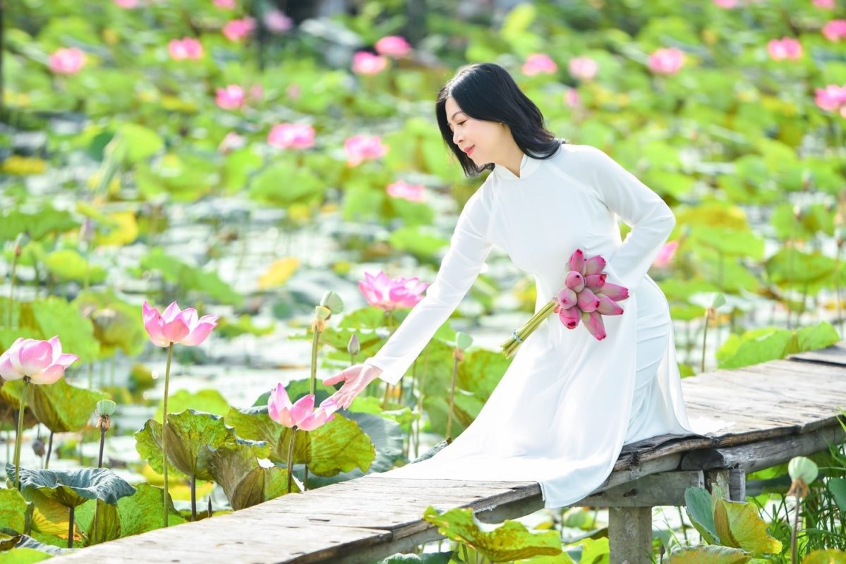 35 cách tạo dáng chụp ảnh áo dài hoa sen tuyệt đẹp