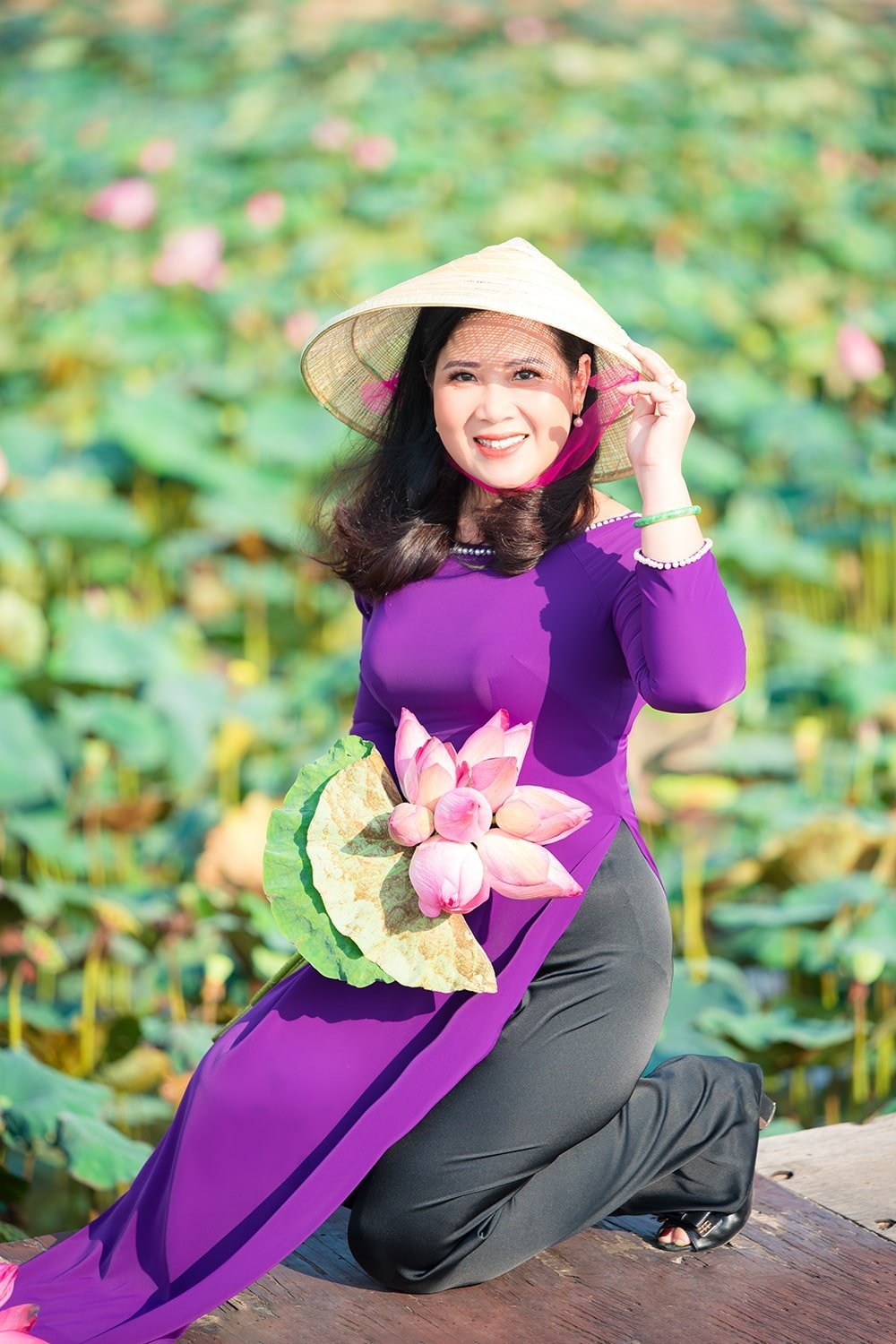 Ao dai tim hoa sen 3