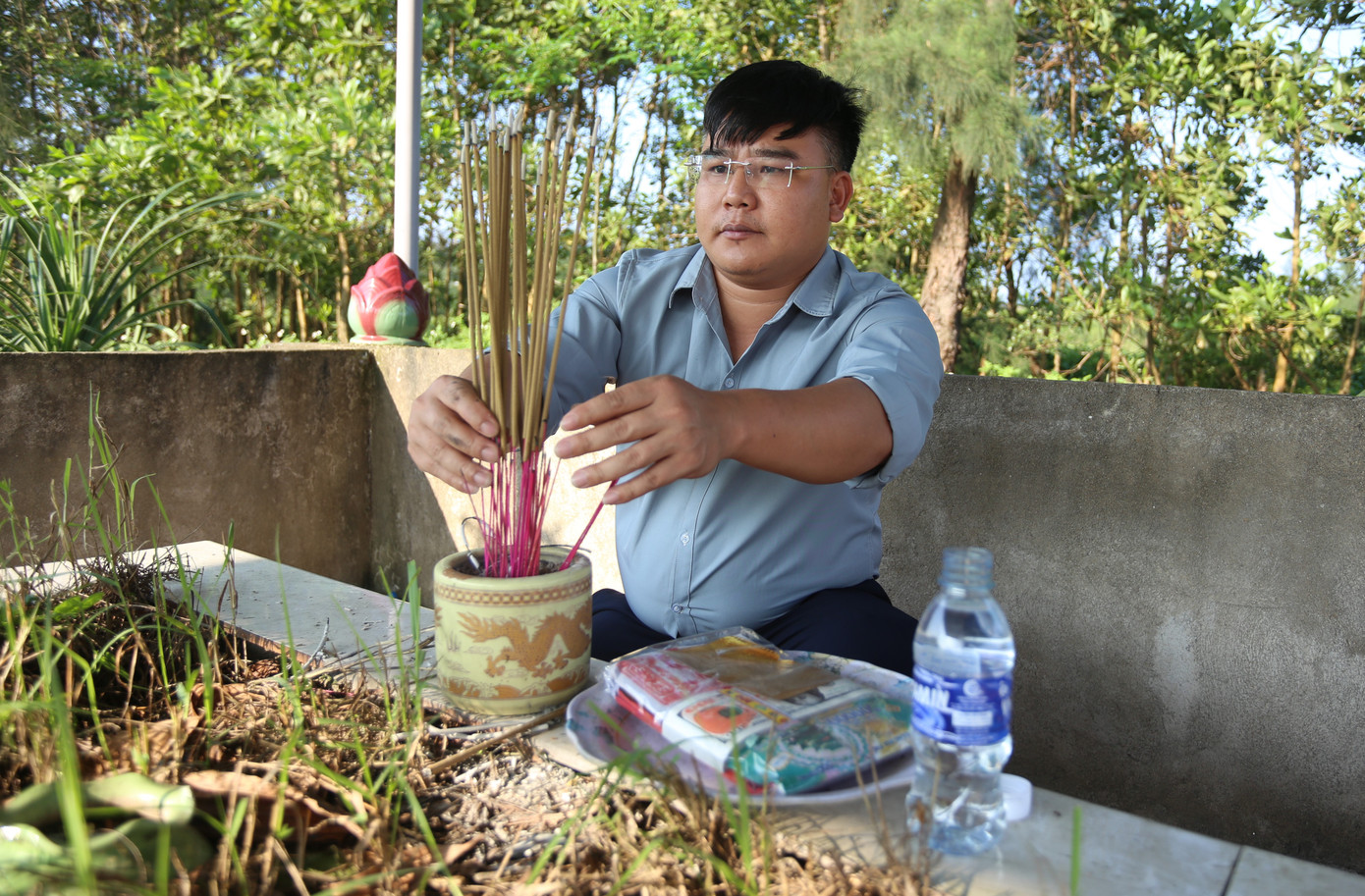Hình ảnh bố mẹ hai nạn nhân từ Trung Quốc đến Hà Tĩnh thăm mộ các con.