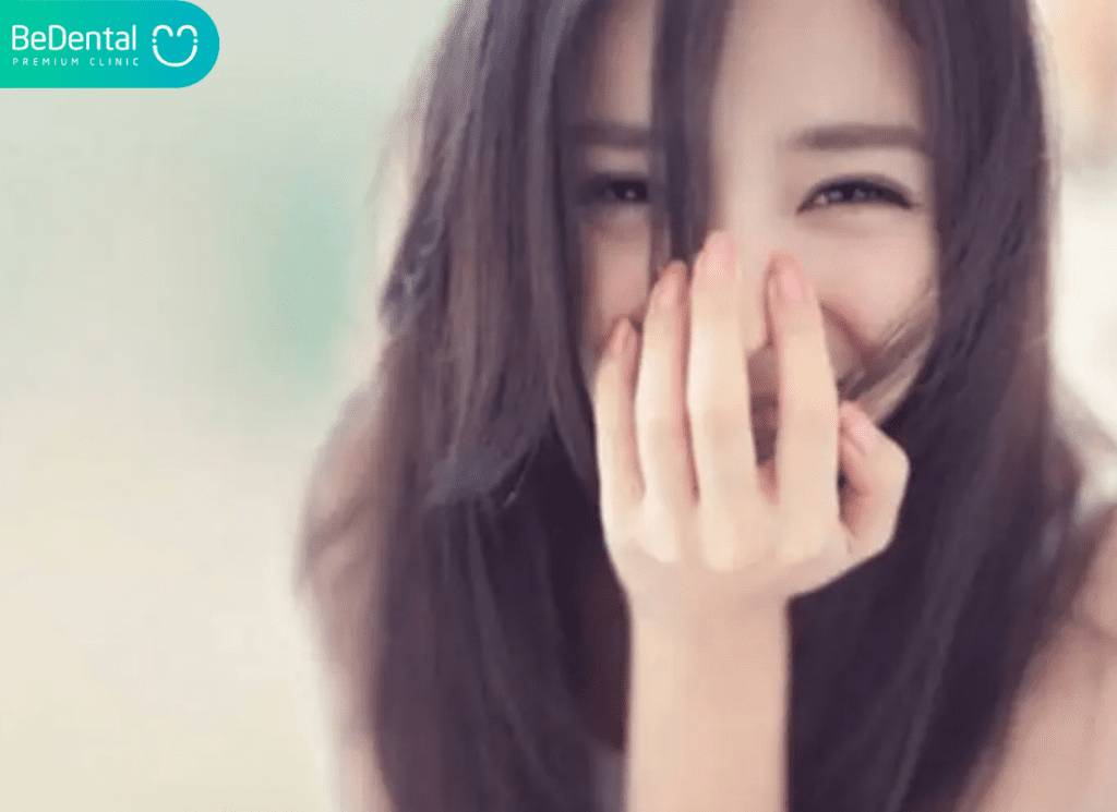 Cười Che Miệng: Thói Quen Phản Ánh Điều Gì Về Bạn? Khắc Phục Để Tự Tin Tỏa Sáng