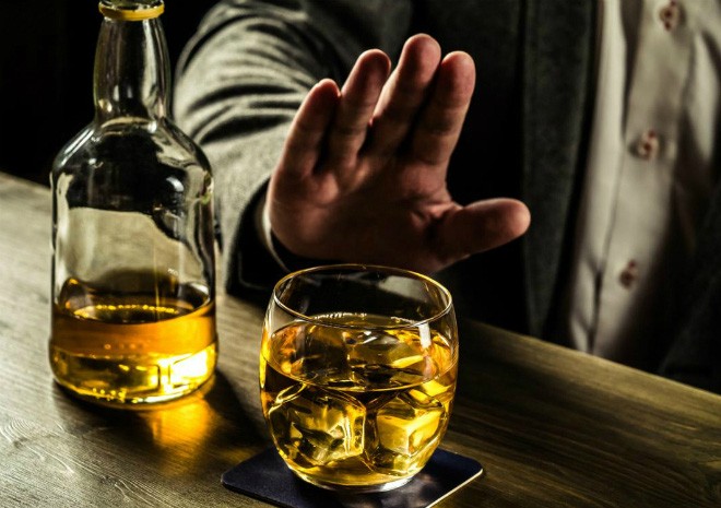 Tuyệt đối không được pha ancol metylic với nước để làm rượu uống