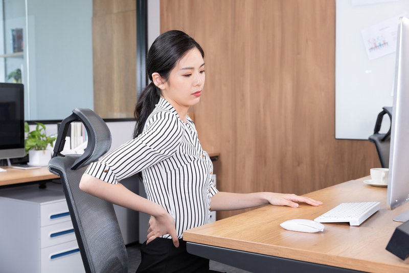 Đau lưng dưới kéo dài có thể do bệnh xương cột sống
