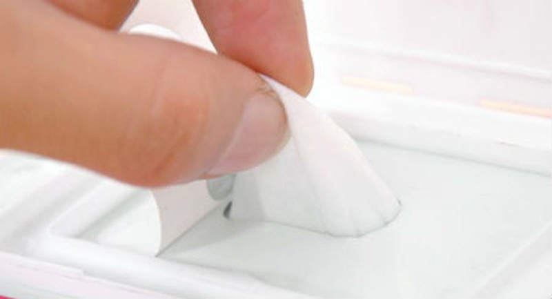Nếu không mặc quần lót, sau khi đi vệ sinh nên lấy giấy lau khô cô bé