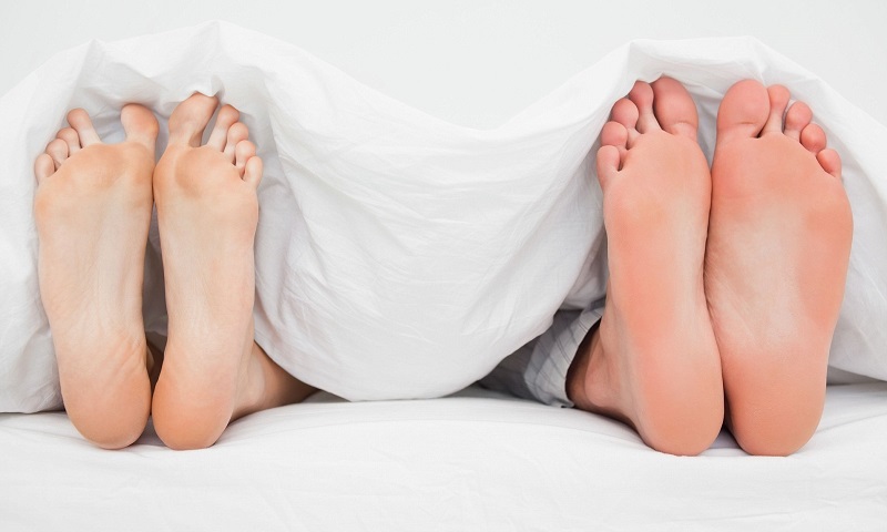 Không mặc quần lót đi ngủ giúp đời sống tình ái được cải thiện hơn rất nhiều
