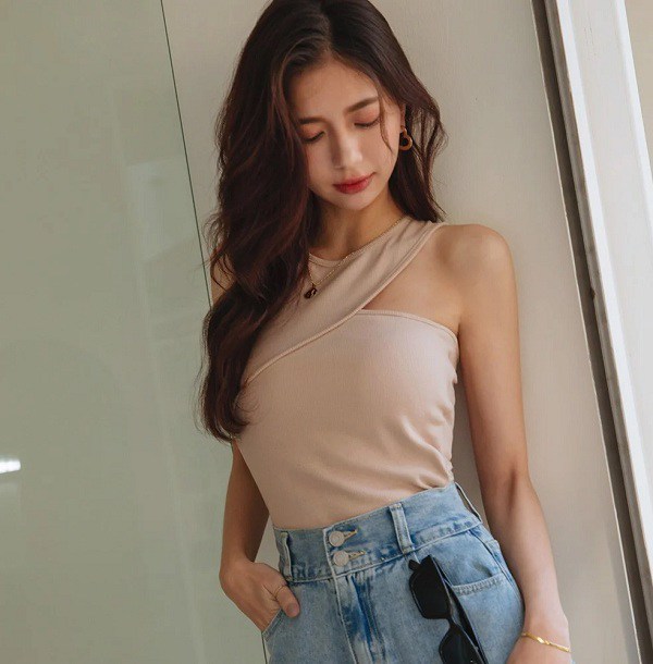 Khoảng hở ở vai vừa đủ sẽ làm cho chiếc áo trông mới mẻ, phá cách mà vẫn tinh tế.