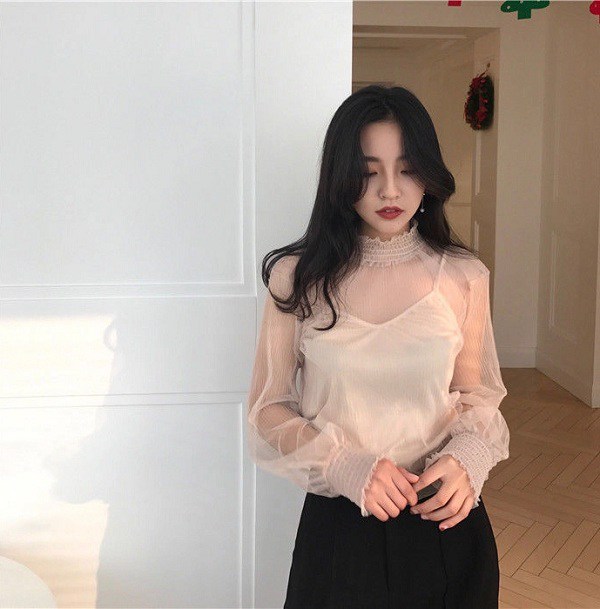 Mặc áo hai dây bên trong áo xuyên thấu là sự lựa chọn hoàn hảo dành cho những cô gái thích sự quyến rũ nhưng ngại mặc hở.