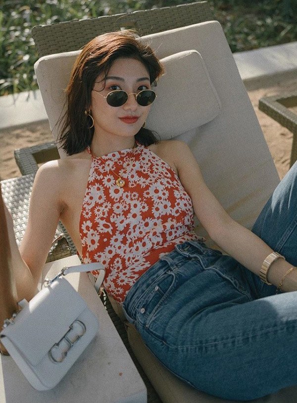 Áo cổ yếm cùng quần jeans là combo được nhiều quý cô sành mốt lựa chọn.