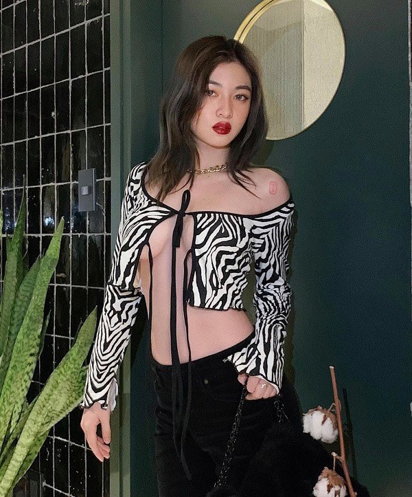 Chị em tránh rơi vào sai lầm diện đồ hở bạo để rồi bị nhận những ánh nhìn thiếu thiện cảm.
