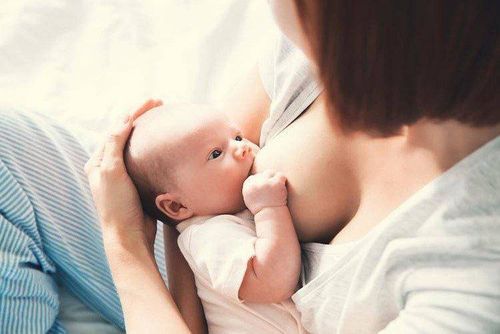 Mẹ nâng ngực có nên cho trẻ bú?