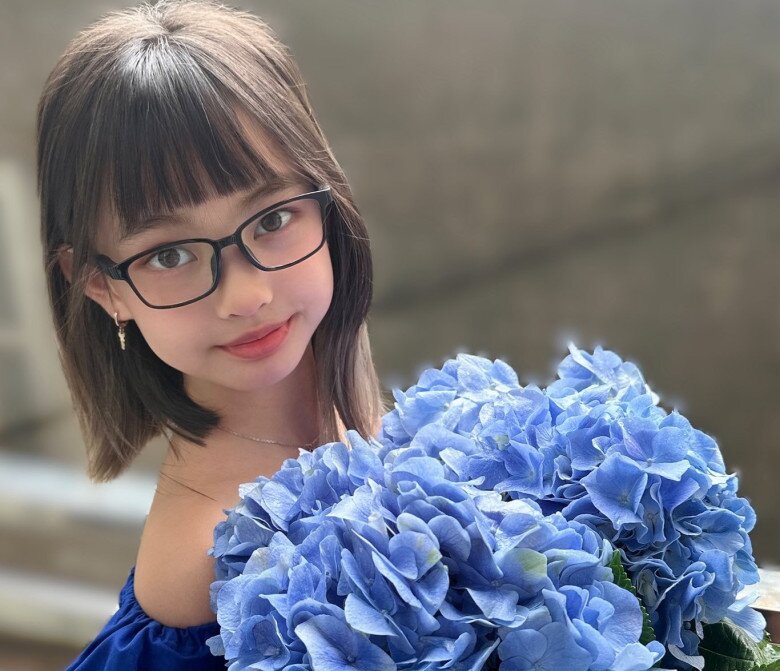 "Con gái" Hoa hậu Ngọc Hân càng lớn càng xinh, chân dài hệt mẹ 1m79, học trường quốc tế 100 triệu/năm