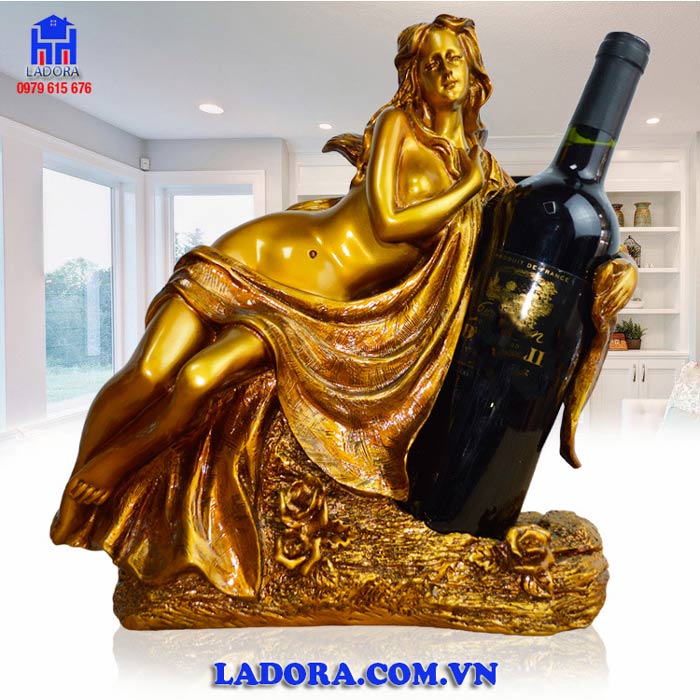 kệ để rượu với hình ảnh cô gái gợi cảm và quyến rũ