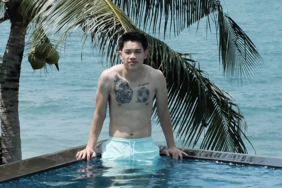 Đình Bắc khoe cơ bụng 6 múi