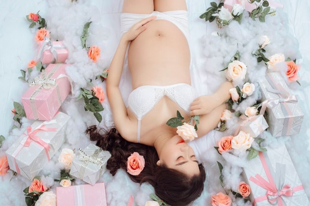 Tạo dáng nằm khoe bụng bầu