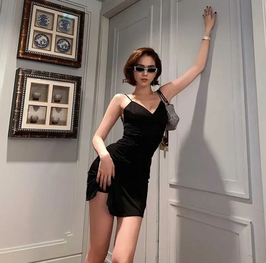 Gợi ý chụp hình với váy body tựa vào tường đơn giản