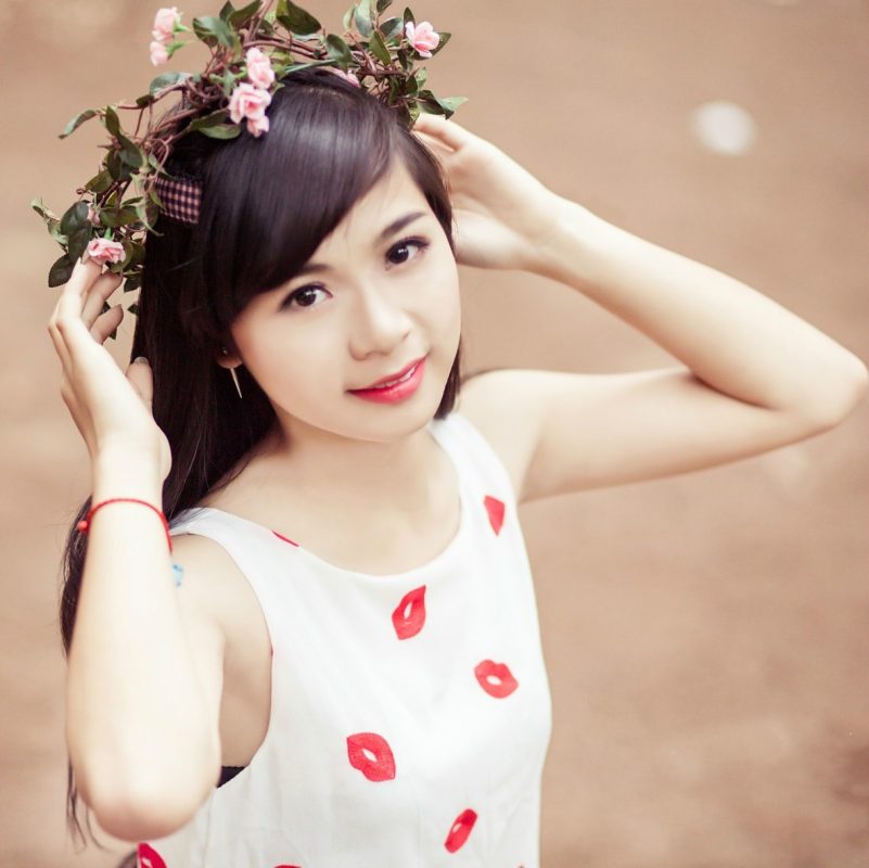 Dân mạng tìm kiếm cô gái xinh đẹp làm việc trong công xưởng