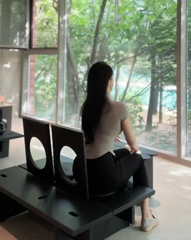 Hình ảnh quán cafe chill đẹp cho bạn tham khảo, có thể lên ý tưởng cho phong cách, định hướng kinh cho quán cà phê trong tương lai.