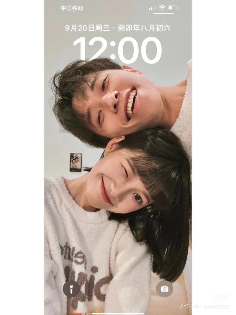 Chụp ảnh couple với nụ hôn