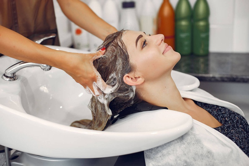 Trong lúc gội, chỉ nên kỳ cọ nhẹ nhàng để làm sạch da và giúp da thông thoáng và dễ chịu