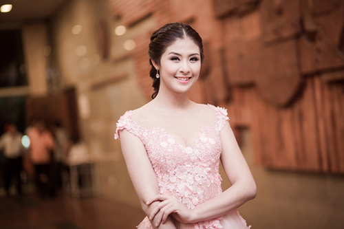 Thủy Top đằm thắm, Elly Trần sexy - 19