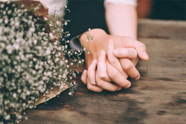 hình ảnh nắm tay nhau lãng mạn