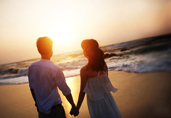 hình ảnh 2 người nắm tay nhau lãng mạn