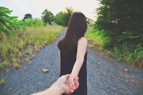 hình ảnh nắm tay giấu mặt